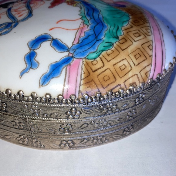 Hand painted oriental lady scene on porcelain disk, metal bottom & trim. $19 - Picture 4 of 4